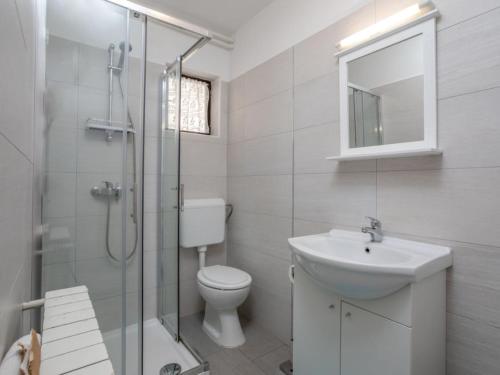 łazienka z toaletą, umywalką i prysznicem w obiekcie Apartments Folo w mieście Tar