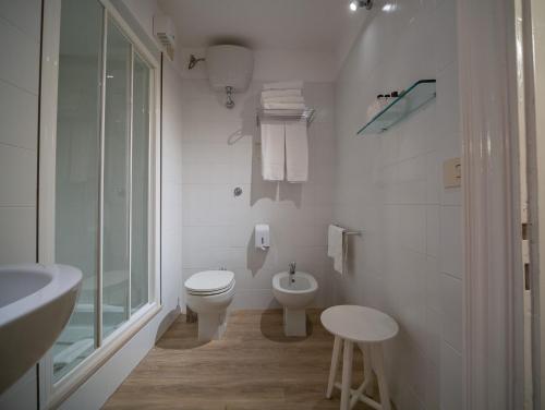 un bagno bianco con un water e un lavandino di Hotel Bel Soggiorno a San Gimignano