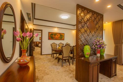 een woonkamer met een vaas met bloemen op een tafel bij Westlake Hotel & Resort Vinh Phuc in Yen