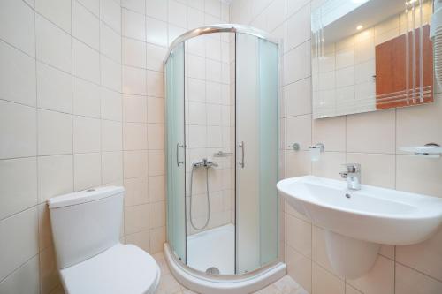 La salle de bains est pourvue d'une douche, de toilettes et d'un lavabo. dans l'établissement Studios Anemos, à Chrysi Ammoudia