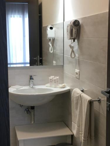 bagno con lavandino e specchio di Hotel Puglia Garden a Vieste