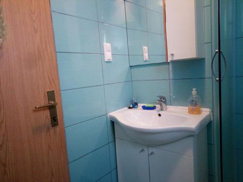 bagno con lavandino e specchio di apartmani Maris a Trogir