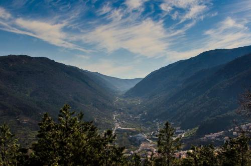 a view of a valley in the mountains at Casa Cerro da Correia in Manteigas