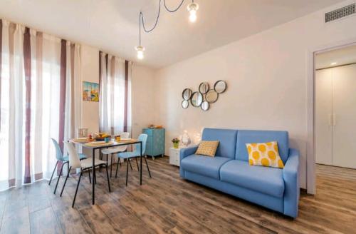 - un salon avec un canapé bleu et une table dans l'établissement Dimora Silcla 2, à Polignano a Mare