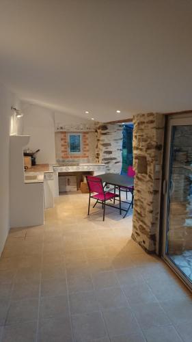 une salle à manger avec une table et des chaises dans une cuisine dans l'établissement Domaine du Bel Air, à Casson