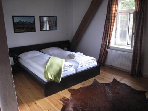 a bedroom with a bed in a room at To`n Schlagboom in Wangerland