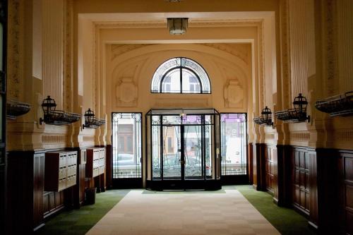 an empty room with a door in a building at Appartement LUXE et PRESTIGE proche Thermes, Parcs, Opéra in Vichy