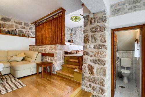 Χώρος καθιστικού στο Stone house Adrian