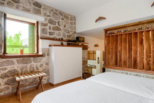 Ένα ή περισσότερα κρεβάτια σε δωμάτιο στο Stone house Adrian