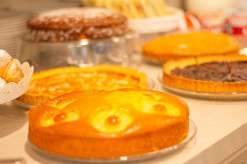 a bunch of pies sitting on a table at Ark Hotel in Verona