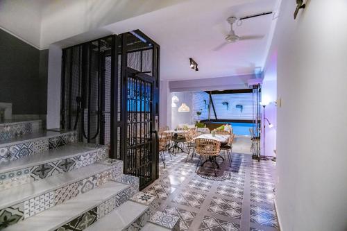 um corredor com uma porta que leva a uma sala de jantar em Retro luxury rooms em Olympiakí Aktí