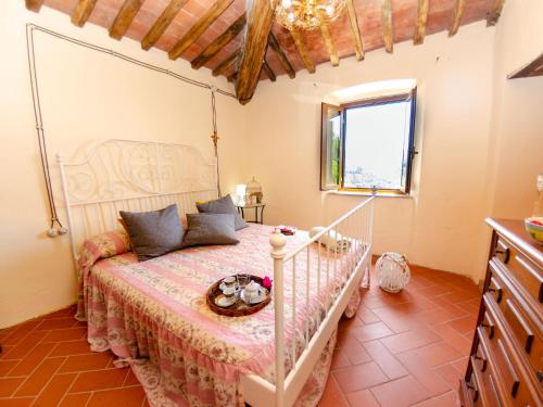 een slaapkamer met een bed en een raam bij Castelvecchio Family Retreat in San Marcello Pistoiese