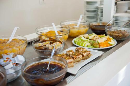 een buffet met veel verschillende soorten eten in kommen bij Amour Holiday Resort in Sidari