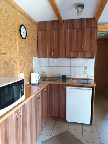 A kitchen or kitchenette at Pensjonat na Zaciszu