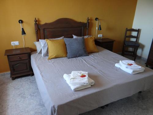 1 dormitorio con 1 cama grande y toallas. en B&B Casa Sarandy - Casita Mayo, en Almogía