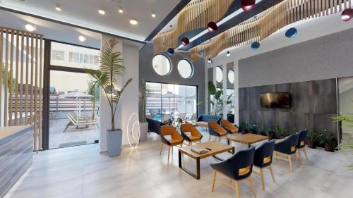 un restaurante con sillas y mesas en una habitación en Medusa Apartments, en Rethymno
