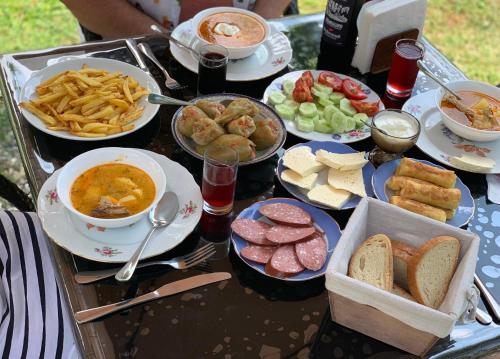 Makanan di atau berdekatan apartmen