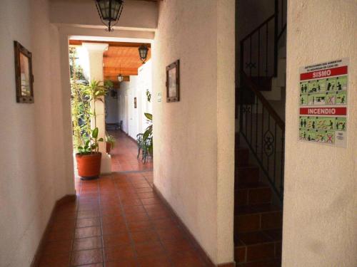 Parador Monte Carmelo في مدينة أواكساكا: ممر في مبنى عليه لافتة على الحائط