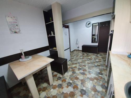 Habitación con mesa y baño. en Apartment Ada Kaleh en Orşova
