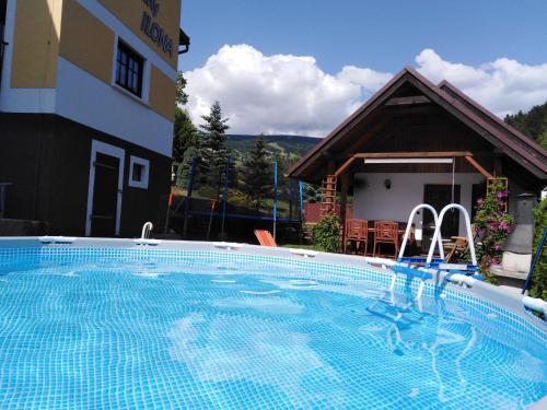 Bazén v ubytování Apartmány Ilona nebo v jeho okolí