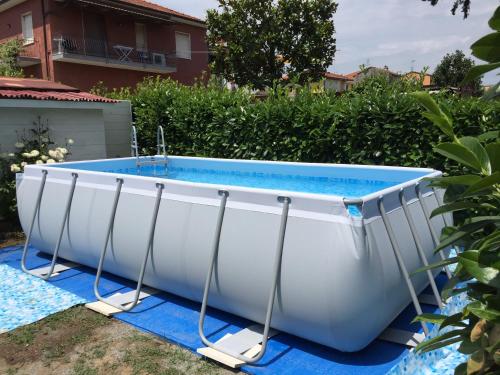 wanna na dziedzińcu z basenem w obiekcie Cà Marcon w mieście Castelnuovo Magra