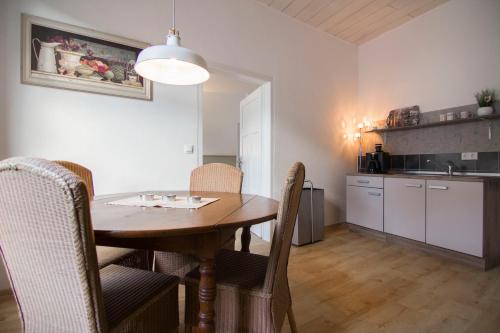 a kitchen and dining room with a wooden table and chairs at Ferienwohnung „Markus“ in Bad Ems