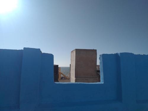 einen Blick durch ein Fenster eines Gebäudes in der Unterkunft dar stefano in Essaouira