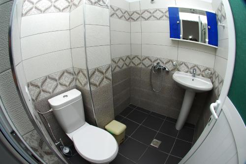 Bilik mandi di Vila Renato Ksamil