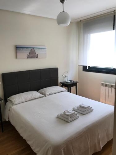ルアンコにあるApartamento Bonitas Vistasのベッドルーム1室(大きな白いベッド1台、タオル付)