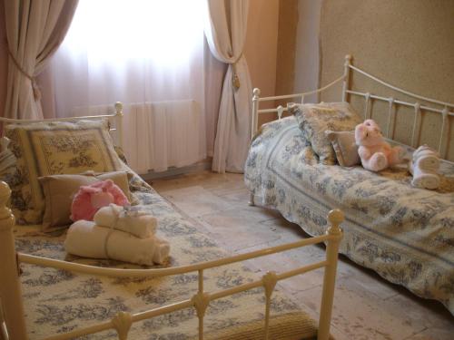 A bed or beds in a room at La Maison de Maitre