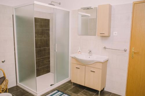 y baño con ducha y lavamanos. en Apartment Finderli en Buzet
