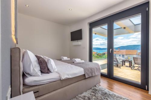 Postel nebo postele na pokoji v ubytování Luxury Villa Quadra
