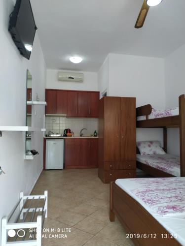 ポルト・クウフォにあるThe Portのベッドルーム1室(二段ベッド1組付)、キッチンが備わります。