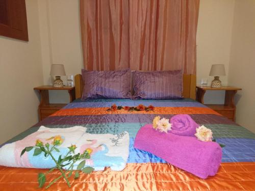 1 dormitorio con 1 cama con toallas en father's house in kissamos, en Korfalónas