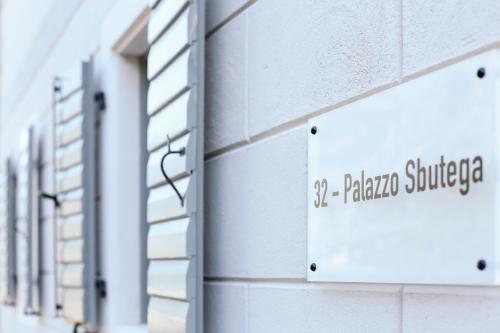 Un certificado, premio, letrero u otro documento en Palazzo Sbutega