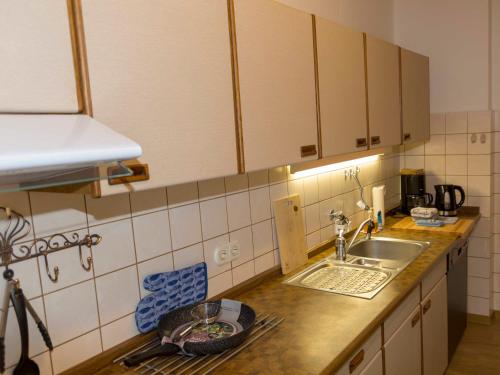 eine Küche mit einer Spüle und einer Arbeitsplatte in der Unterkunft 172 Villa Danzig in Wilhelmshaven