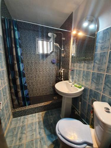 Ένα μπάνιο στο Apartament Maya