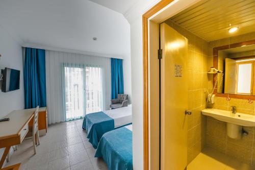 Postel nebo postele na pokoji v ubytování Rebin Beach Hotel