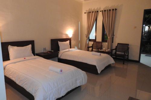 Giường trong phòng chung tại D'Batur Hotel