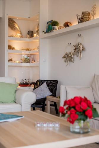 Χώρος καθιστικού στο Oikia Eleanthi - Beachfront Garden Home!