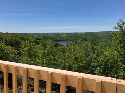 une clôture en bois avec vue sur le lac dans l'établissement Yourte Mongole, à Mont-Roc