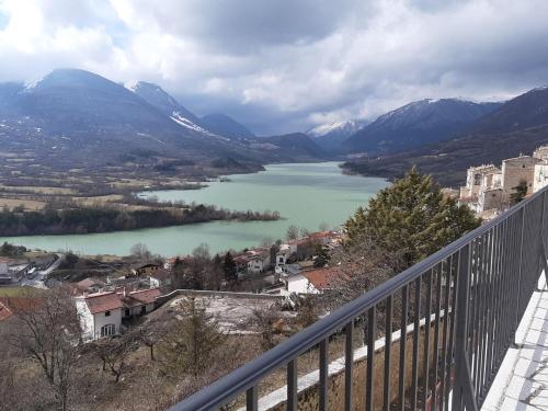 uma vista para um lago a partir de uma varanda em Casa vacanze a Barrea em Barrea