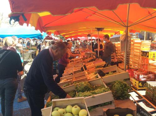 un groupe de personnes sur un marché agricole de fruits et légumes dans l'établissement Apartment Centre Historic, à Marvejols