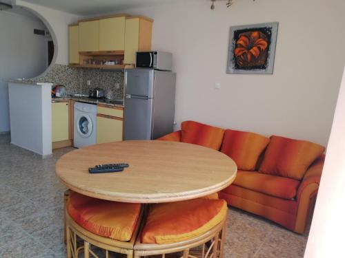 een woonkamer met een tafel en een bank bij Apartments Bravo 1-Vichevi in Sunny Beach