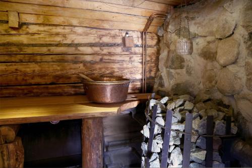 a wooden room with a bowl on a wooden table at Õuna Puhketalu in Jõgeva