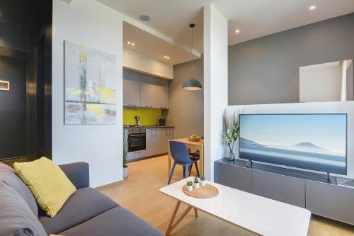 salon z dużym telewizorem z płaskim ekranem w obiekcie Lifestyle Apartments w Puli