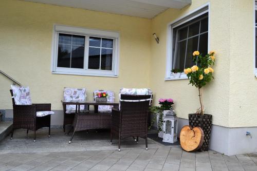 a table and chairs sitting outside of a house at bei den Geißens in Aldersbach