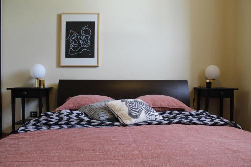 een bed met twee kussens erop bij Apartment White Sail in Split