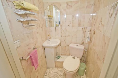 une petite salle de bain avec toilettes et lavabo dans l'établissement PROMENADE HOLIDAY - SEA FRONT PALATIN, à Nice