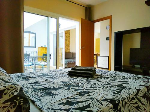 um quarto com uma cama grande e uma janela grande em New renovated duplex near the ocean located in Tenerife Sur em Costa Del Silencio